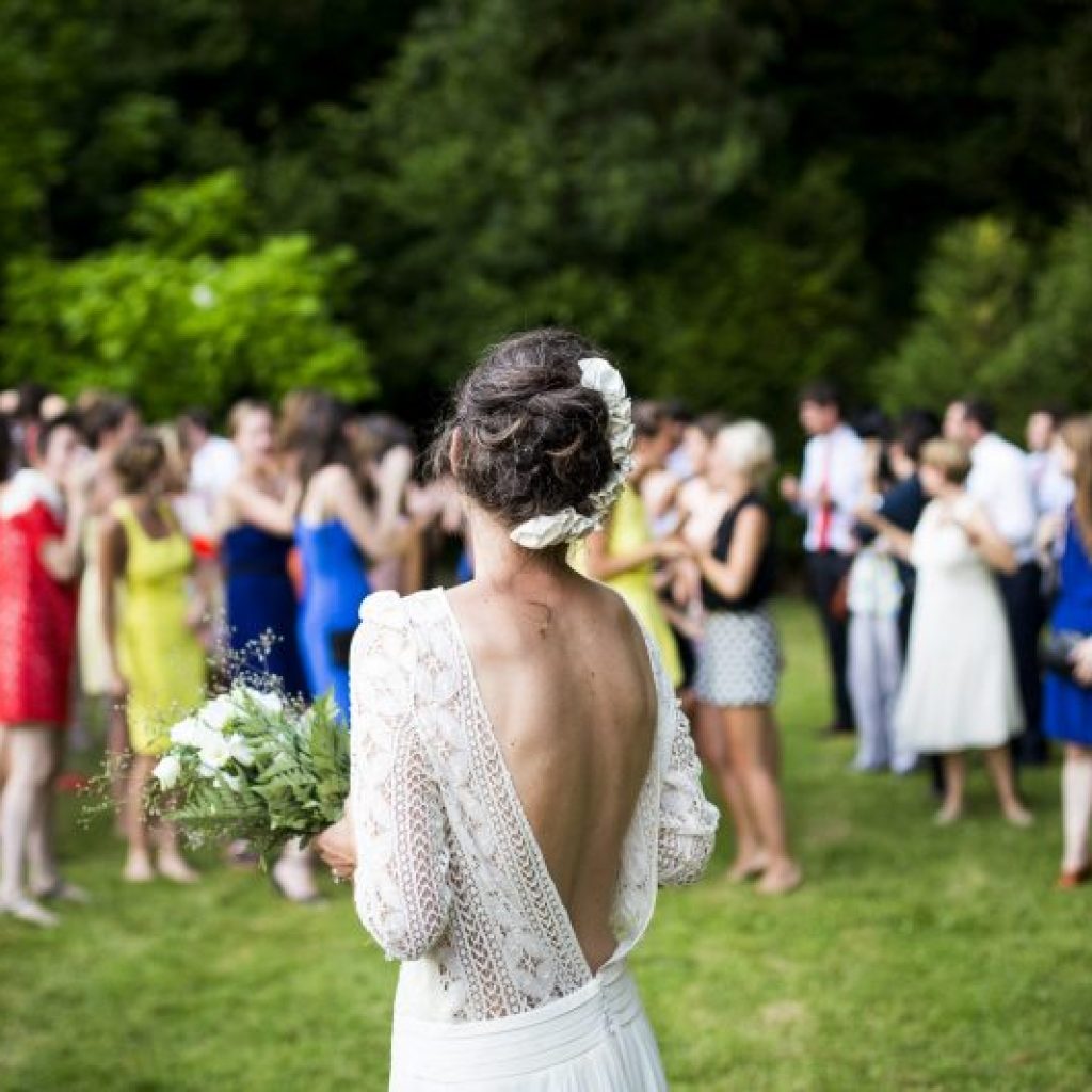 bride-getting-ready-to-throw-bouquet