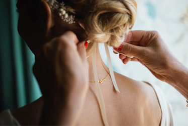 bride-getting-hair-ribbon-tied